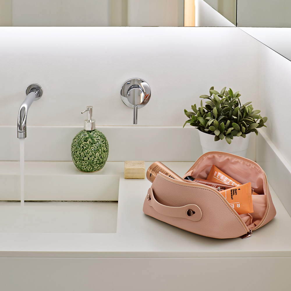 0027087_macao-toiletry-bag-35l-rleather-with-zipper-and-handle